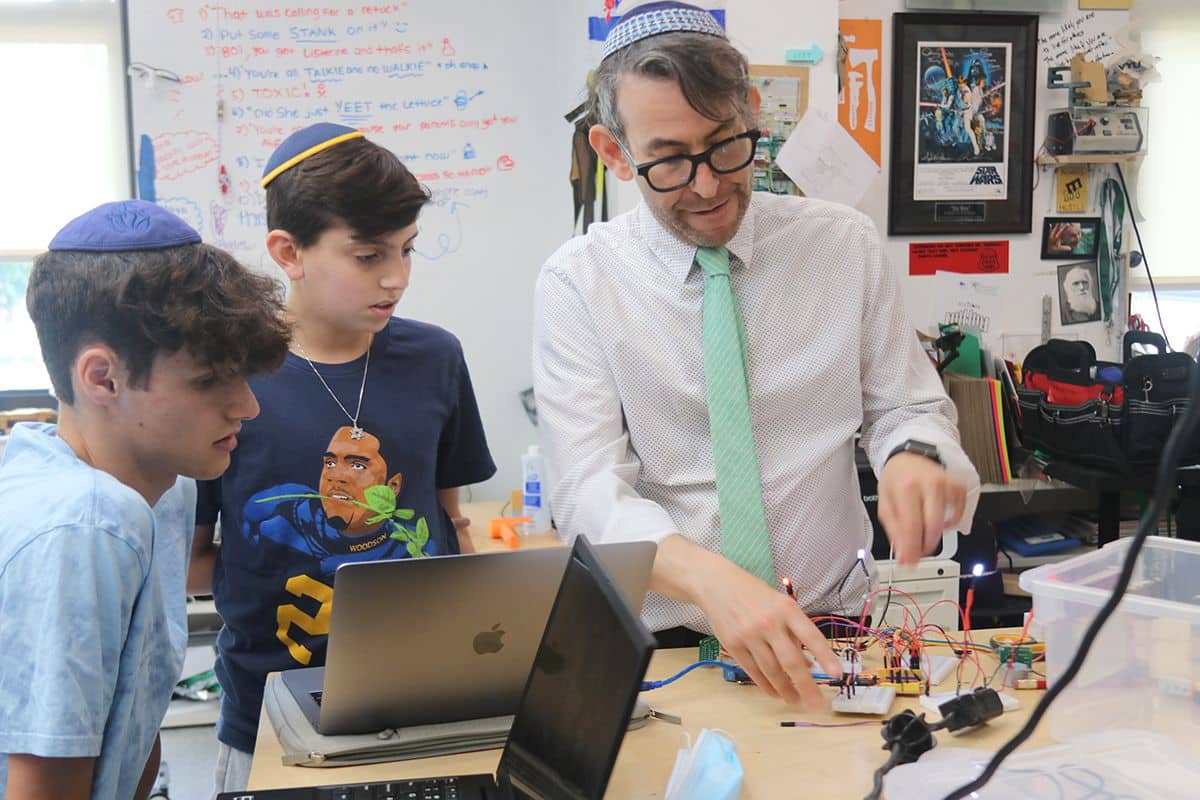 Supporting leffel 2 A teacher helping kids in a lab